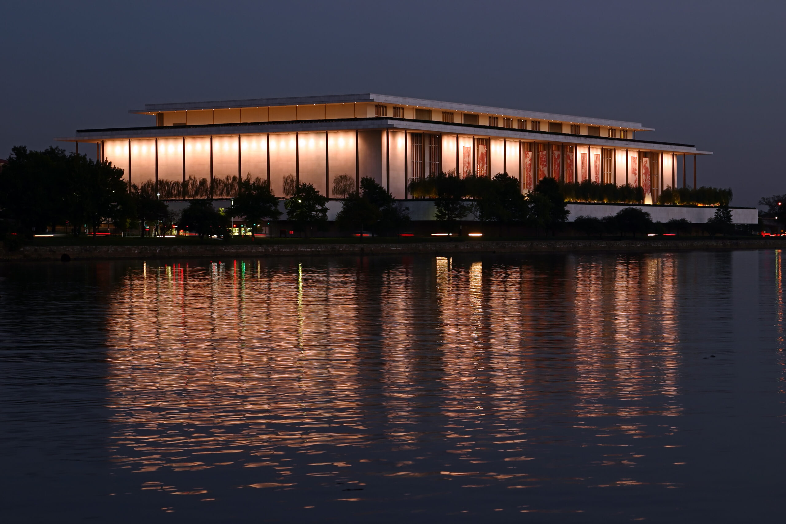 Kennedy center. Кеннеди центр Вашингтон. Кеннеди центр искусств. Центр Джона Кеннеди. Центр имени Джона Кеннеди в Вашингтоне.